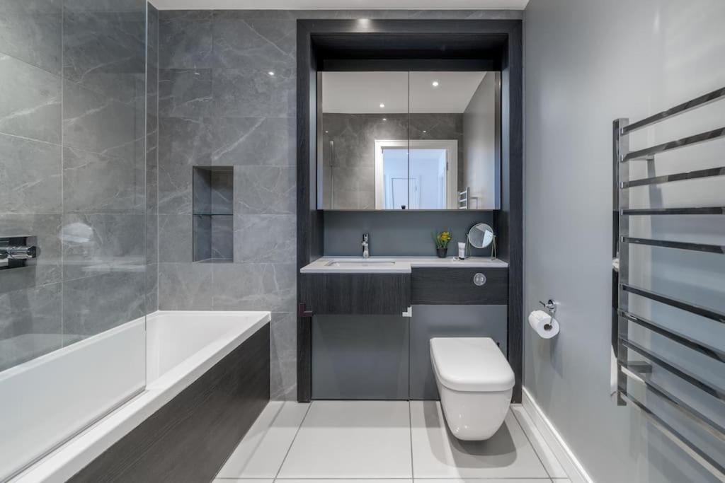 Appartamento Luxury Kew Bridge Balcony Free Parking Londra